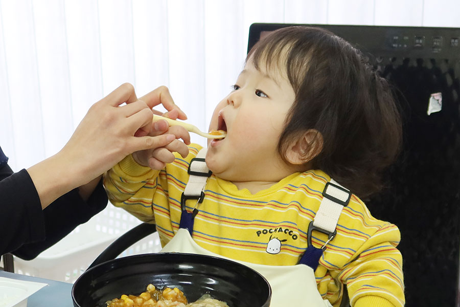 食事中の子供