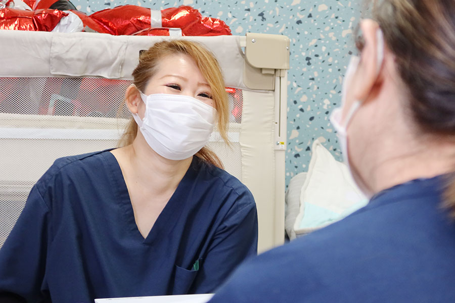 笑顔で話す支援員