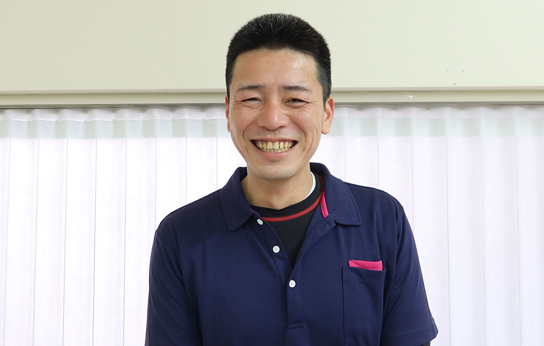 笑顔の男性スタッフ