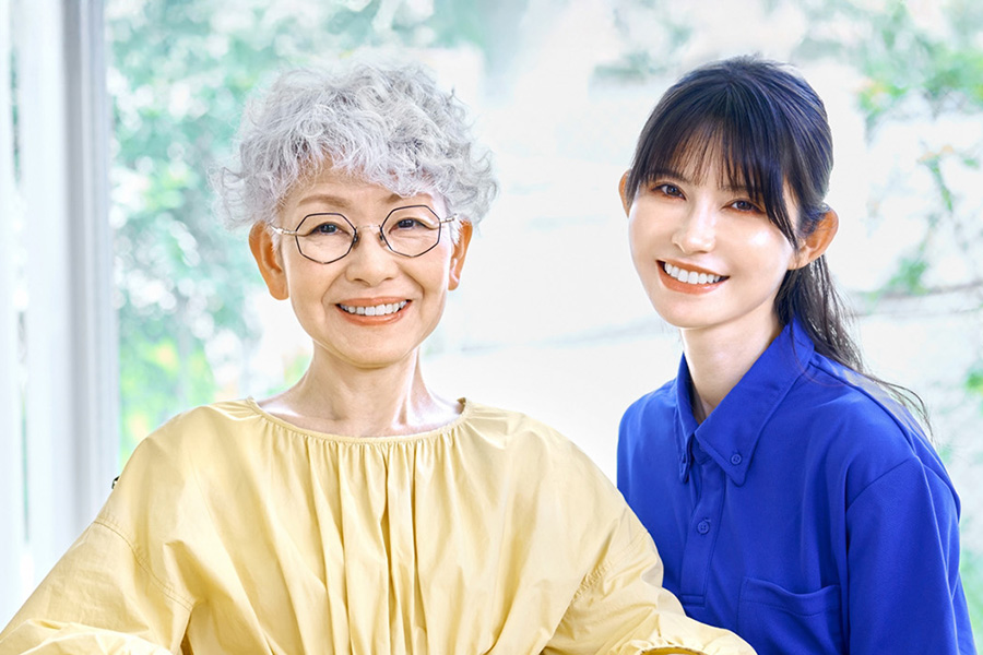笑顔のスタッフと利用者