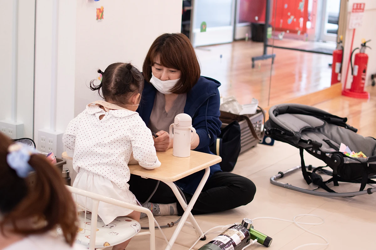 女性スタッフとお子様